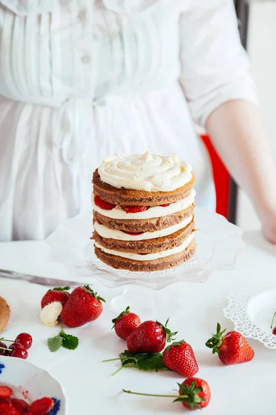 Kadın çıplak kek yapmak