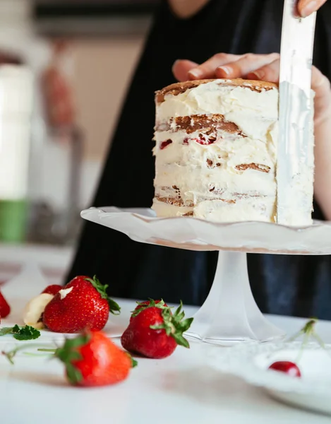 Dikkatle kek krema kadın