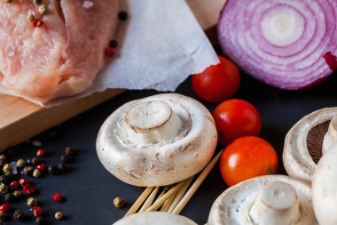 Mutfak masasında hindi şişleri