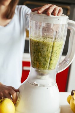 Mutfakta genç bir kadın.