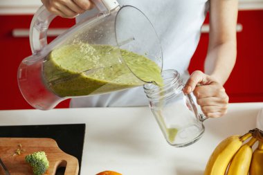 Mutfakta genç bir kadın.