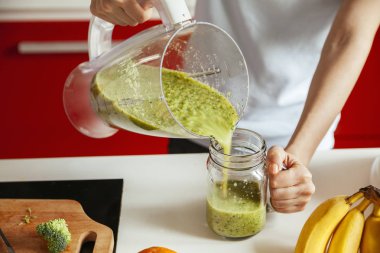 Mutfakta genç bir kadın.