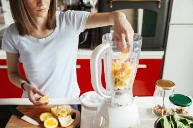 Mutfakta genç bir kadın.