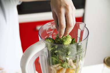 Mutfakta genç bir kadın.