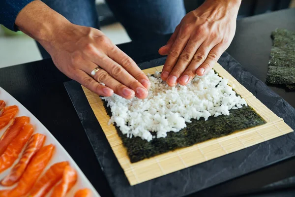 Sushi auf einem Teller — Stockfoto