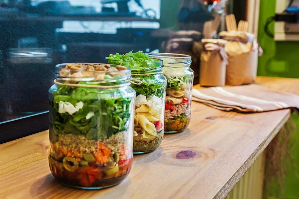 Ensaladas en tarros — Foto de Stock