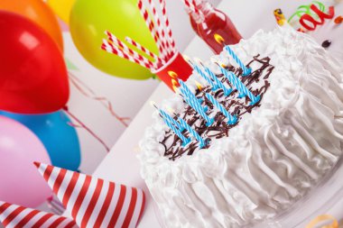 Doğum günü pastası ve dekorasyon