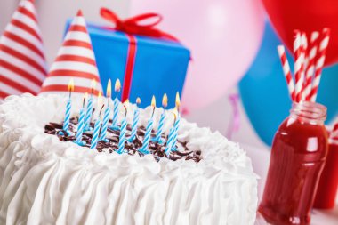 Doğum günü pastası ve dekorasyon