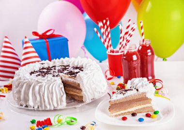 Doğum günü pastası dilim ile kaldırıldı