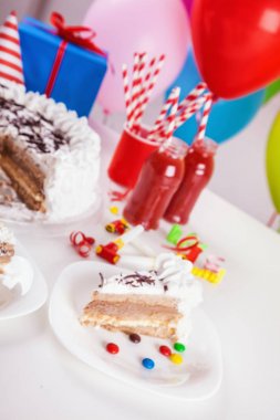 Doğum günü pastası dilim ile kaldırıldı