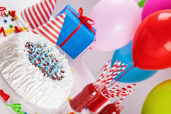 Doğum günü pastası ve dekorasyon