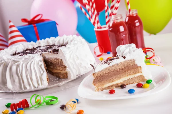 Gâteau d'anniversaire avec tranche enlevée — Photo
