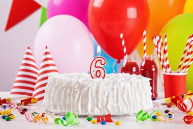 Doğum günü pastası ve dekorasyon