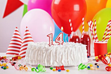 Doğum günü pastası ve dekorasyon