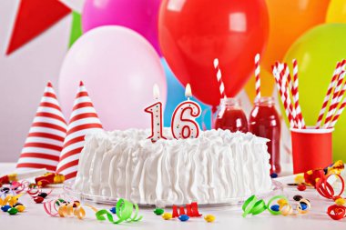 Doğum günü pastası ve dekorasyon