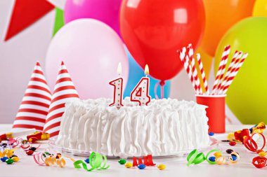 Doğum günü pastası ve dekorasyon