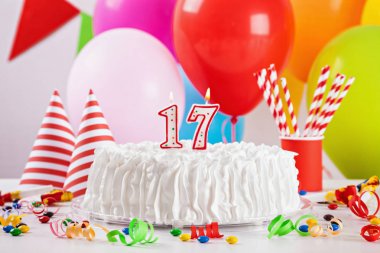 Doğum günü pastası ve dekorasyon