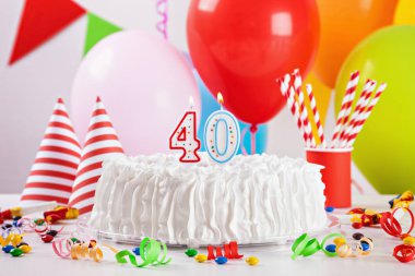 Doğum günü pastası ve dekorasyon