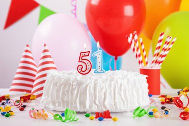 Doğum günü pastası ve dekorasyon