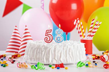 Doğum günü pastası ve dekorasyon