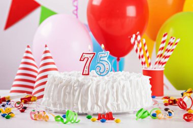 Doğum günü pastası ve dekorasyon