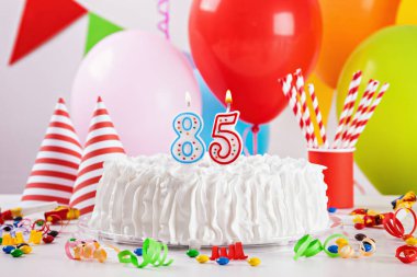 Doğum günü pastası ve dekorasyon