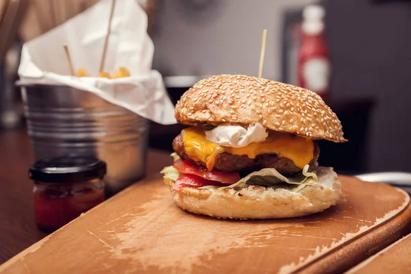 Hamburguesa con queso y papas fritas —  Fotos de Stock