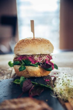 Varlık-den yapılmış sebze Burger
