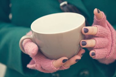 Bir bardak tutan kadın