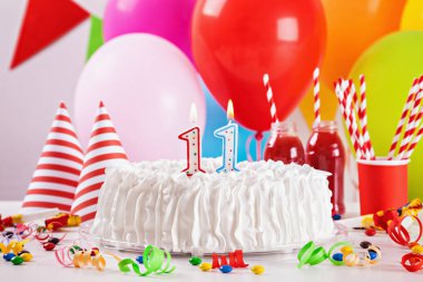 Doğum günü pastası ve dekorasyon