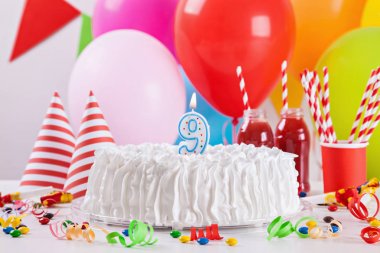 Doğum günü pastası ve dekorasyon