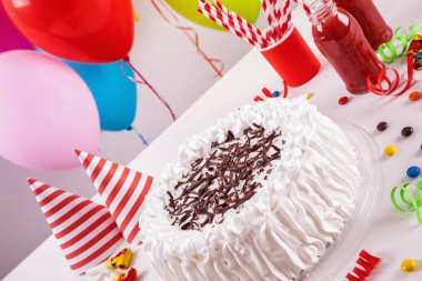 Doğum günü partisi pastası