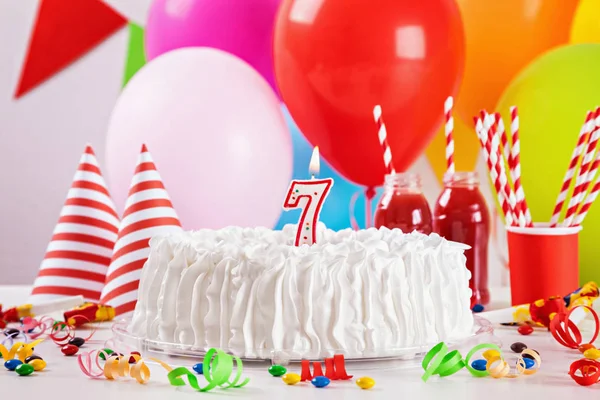 Bolo de aniversário e decoração — Fotografia de Stock