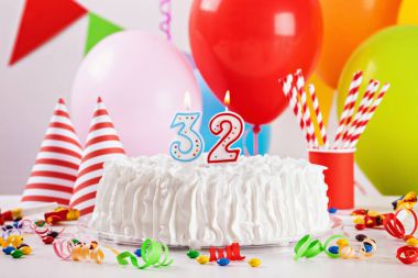 Doğum günü pastası ve dekorasyon