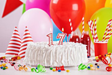 Doğum günü pastası ve dekorasyon