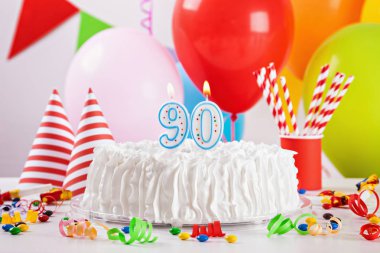 Doğum günü pastası ve dekorasyon