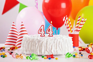 Doğum günü pastası ve dekorasyon