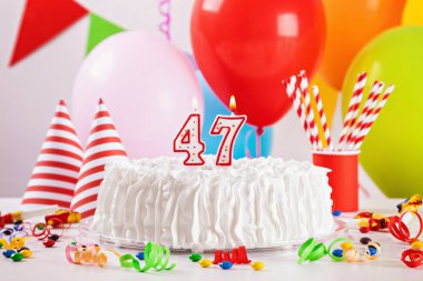 Doğum günü pastası ve dekorasyon