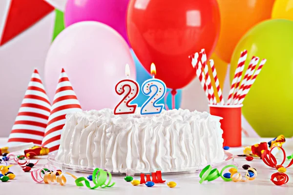 Verjaardagstaart en decoratie — Stockfoto