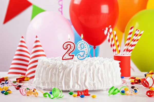 Torta di compleanno e decorazione — Foto Stock