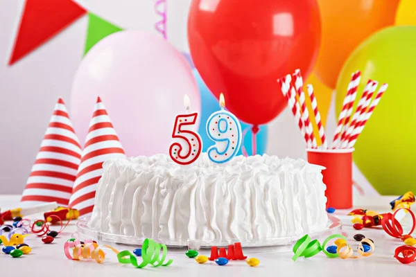 誕生日ケーキとデコレーション — ストック写真