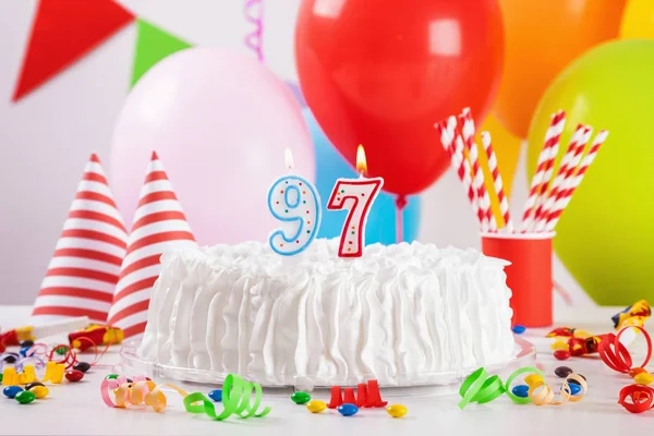 誕生日ケーキとデコレーション — ストック写真