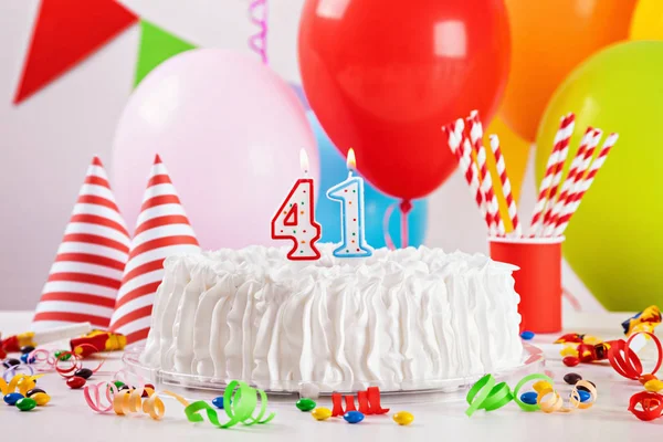 Doğum günü pastası ve dekorasyon