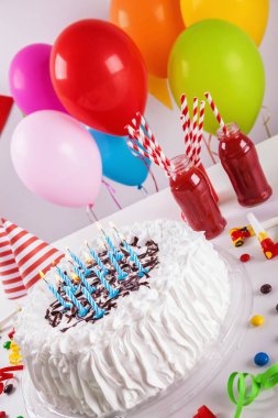 Doğum günü pastası ve dekorasyon