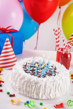 Doğum günü pastası ve dekorasyon