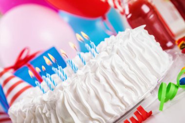 Doğum günü pastası ve dekorasyon