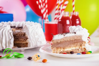 Doğum günü pastası dilim ile kaldırıldı