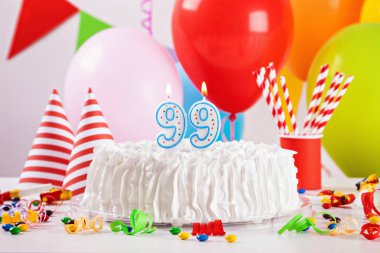 Doğum günü pastası ve dekorasyon