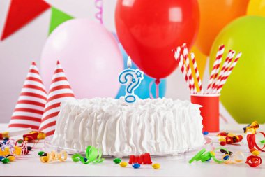 Doğum günü pastası ve dekorasyon