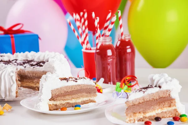 Doğum günü pastası iki dilim ile kaldırıldı